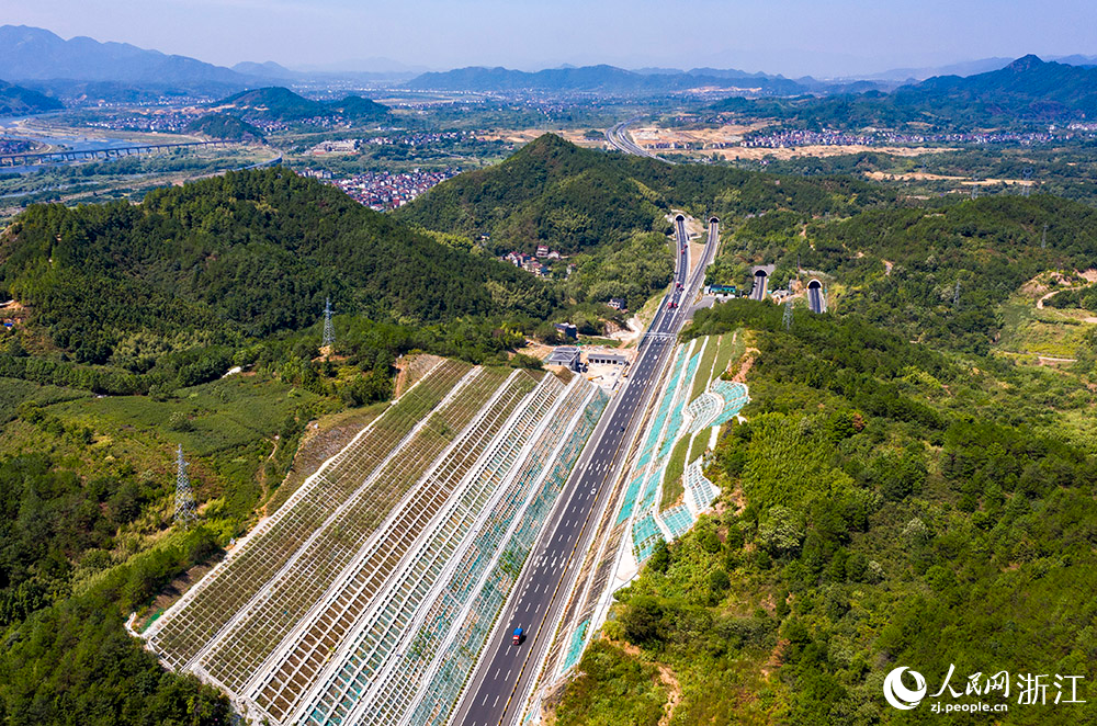 航拍G60滬昆高速杭金衢隧道改路基段。人民網 章勇濤攝