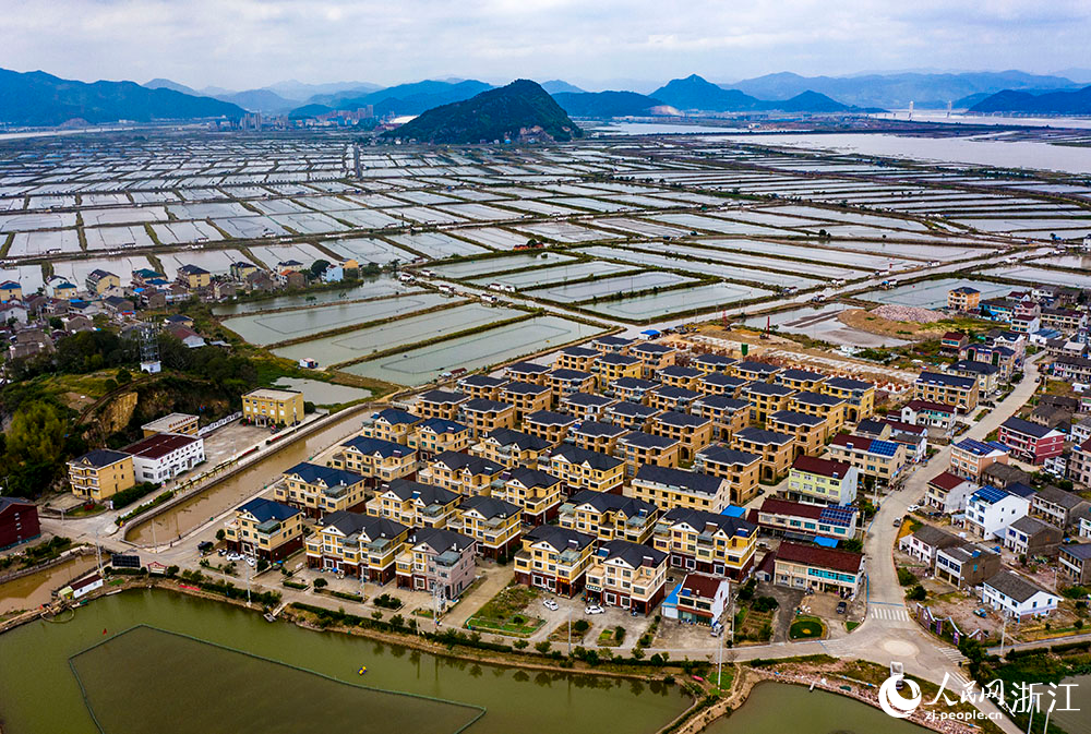 空中俯瞰臺州市三門縣萬畝養殖塘，美景如畫。人民網 章勇濤攝