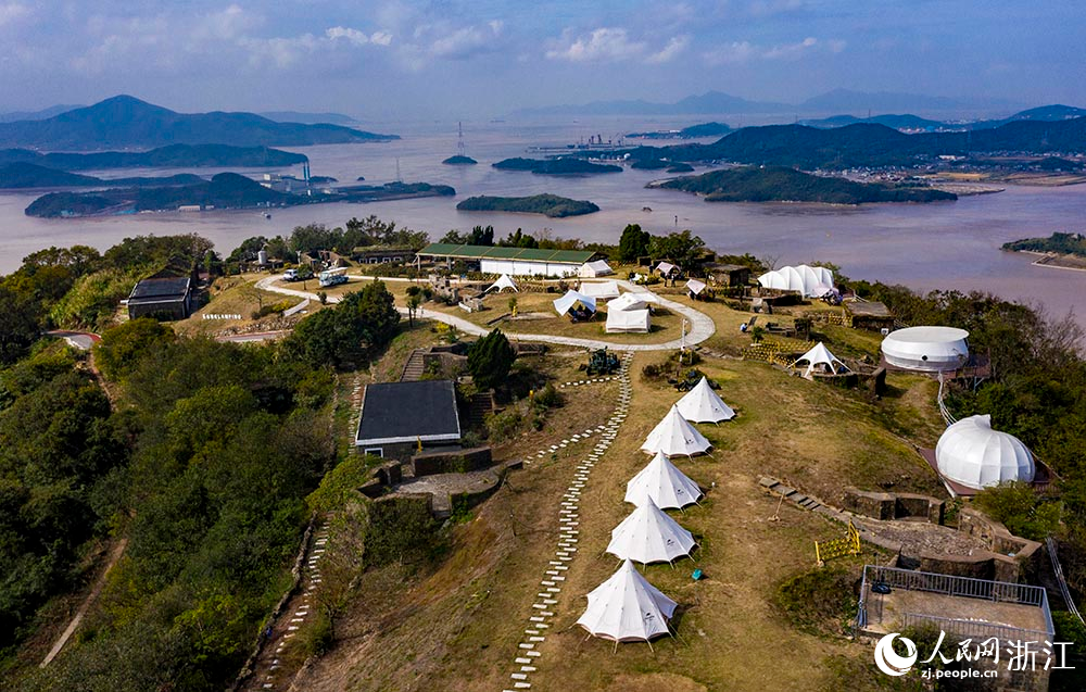 游客在浙江省舟山市定海區(qū)東岠島小坑崗山頂游玩。人民網(wǎng) 章勇濤攝