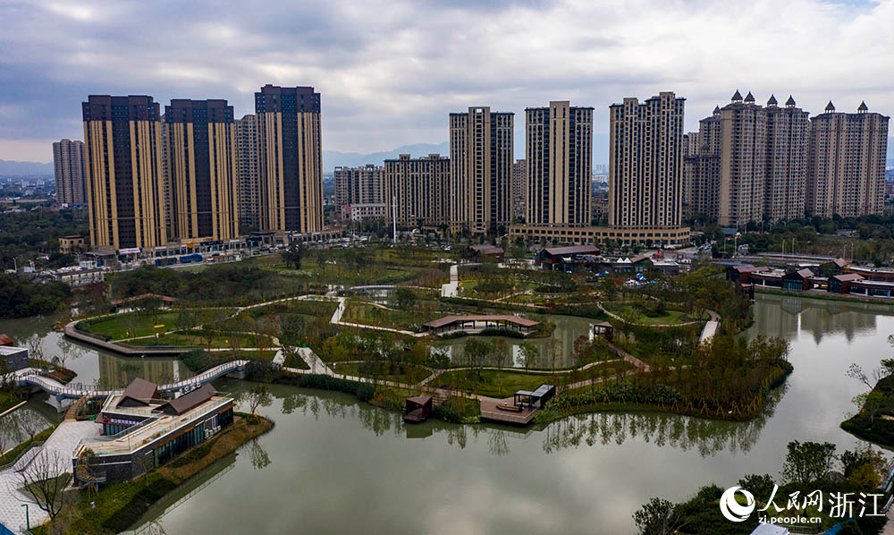 空中俯瞰龍港城市濕地公園，水清、河暢、岸綠，一派欣欣向榮的景象。人民網 章勇濤攝