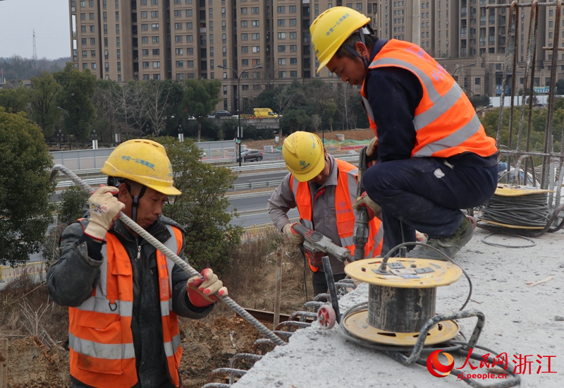 杭徽高速余杭互通接線改建工程的匝道橋上，工人們搶抓工期。人民網(wǎng) 張帆攝