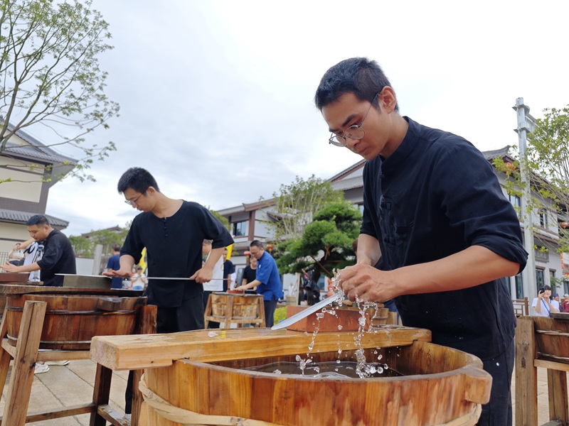 端午鑄劍。龍泉市委宣傳部供圖