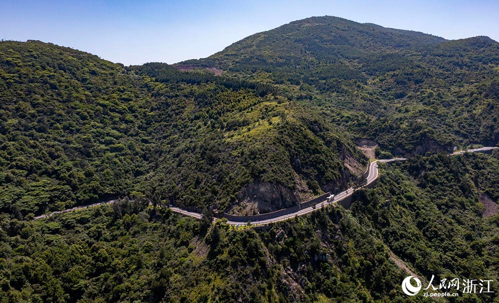 空中俯瞰“中國東海岸一號公路”宛如玉帶，綿延山海間，勾勒出一幅“山海蒼南”的天然圖景。人民網 章勇濤攝