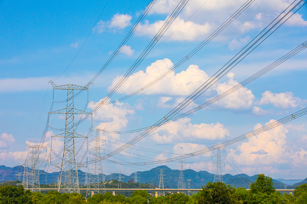 一座座電力鐵塔巍然矗立在田野上。楊學君攝