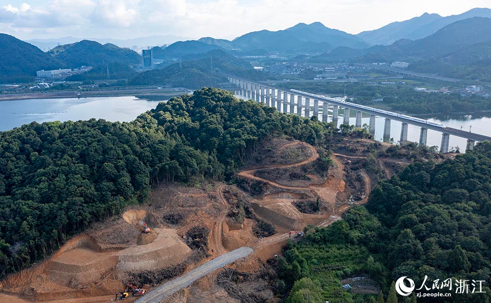 甬臺溫改擴建寧波南段項目楊梅嶺水庫1號橋施工現(xiàn)場。人民網(wǎng) 章勇濤攝