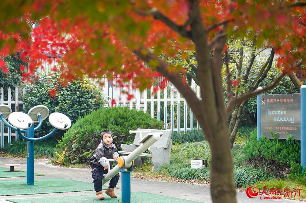 在杭州市上城區丁蘭街道皋城村，小朋友在健身器材上玩耍。人民網  章勇濤攝